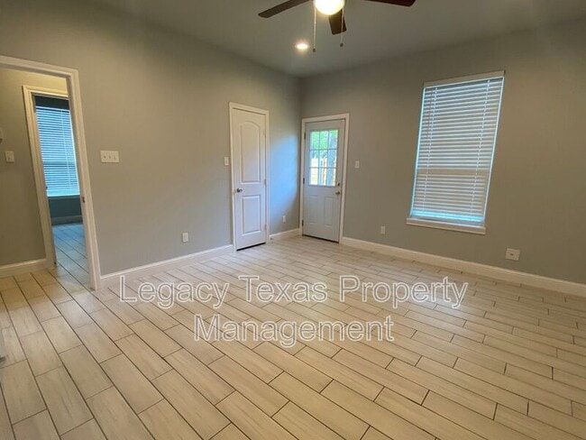 Building Photo - 301 E Willingham St