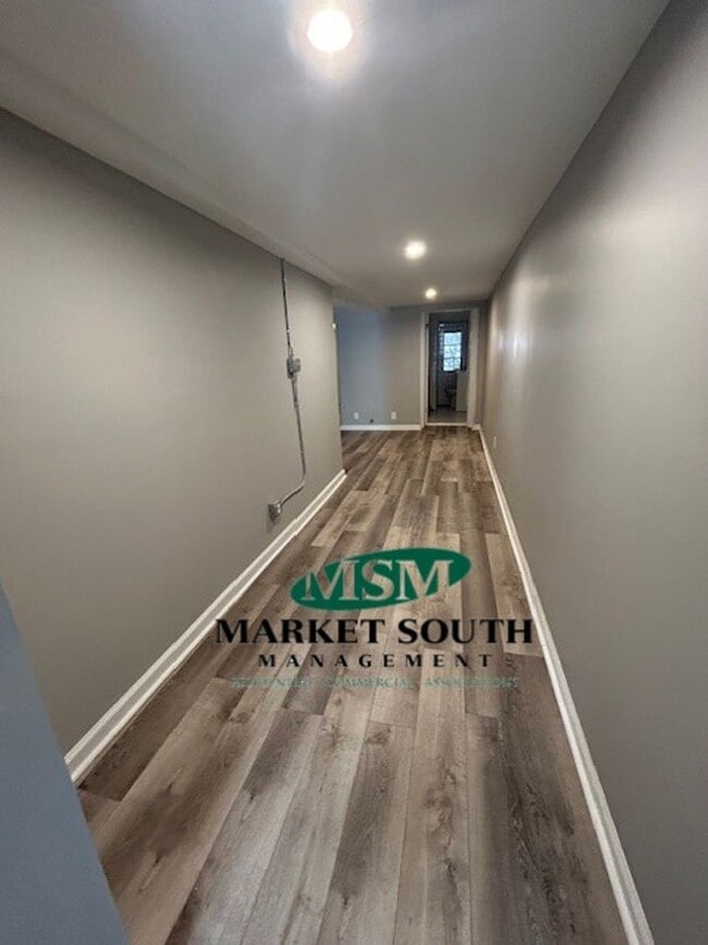 Building Photo - RENOVATED ONE BEDROOM ON THE BEAUTIFUL JONES STREET!!!