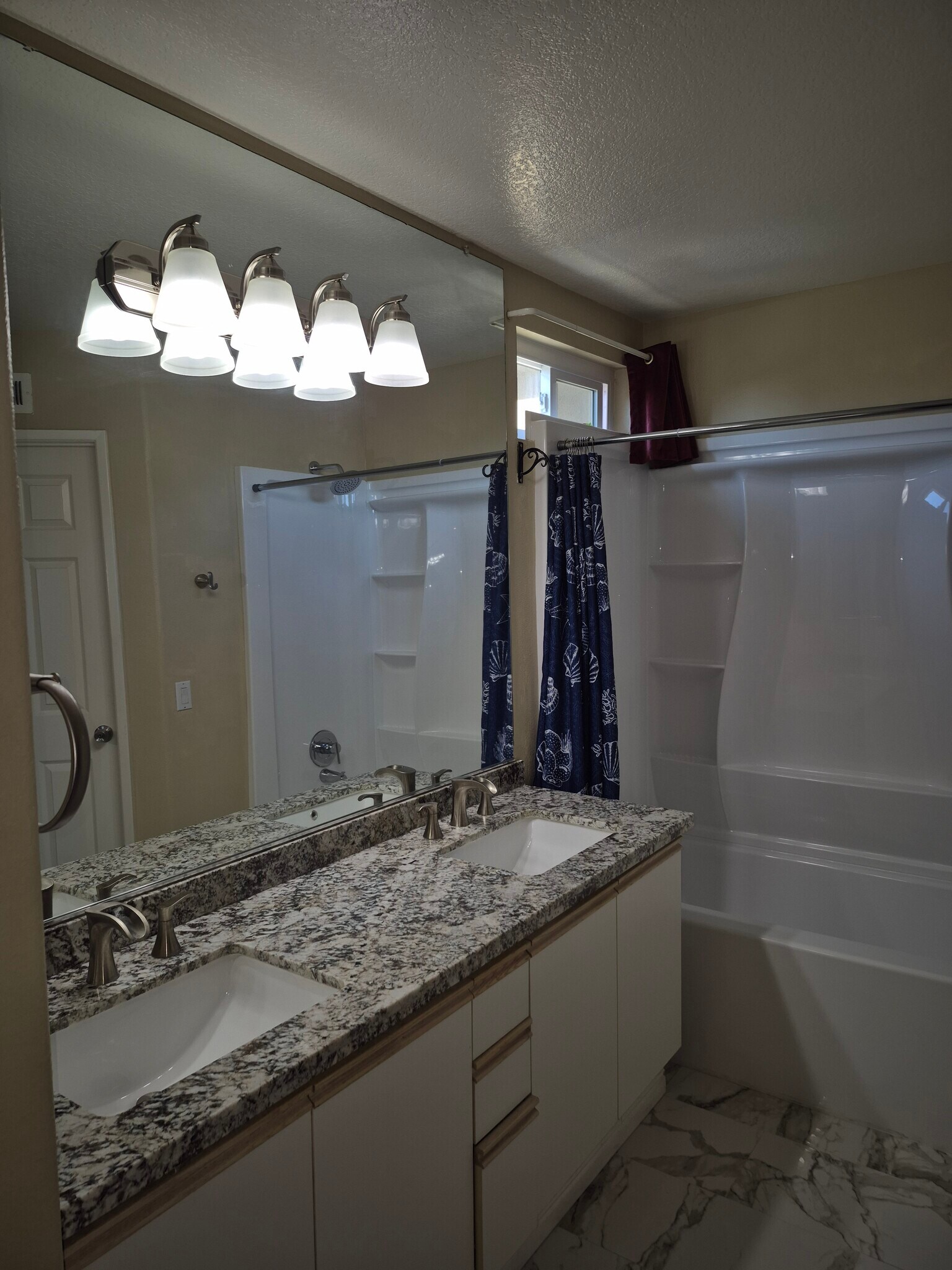 Master bathroom with double sink - 1186 S Country Glen Way