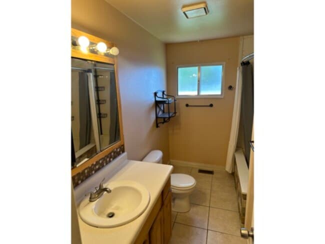 Building Photo - 4 BED, 2 BATH HOUSE Spacious inside and ou...