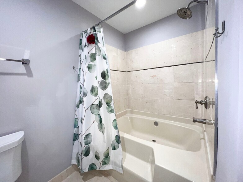 Building Photo - 221 New Kent Pl