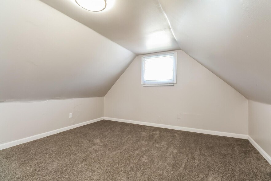 Building Photo - 1425 4th Ave