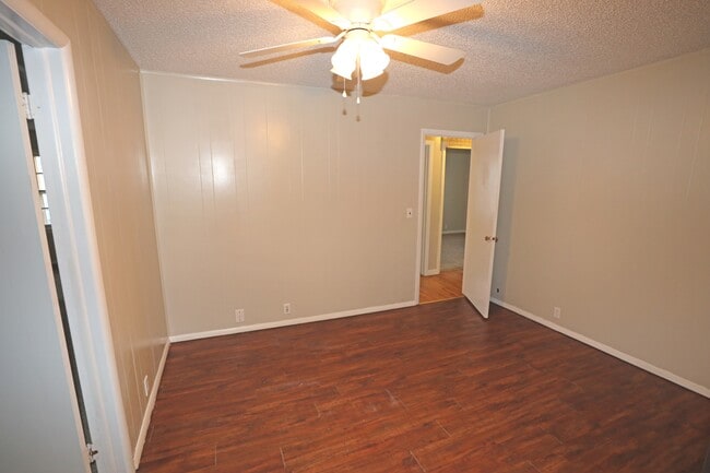 Building Photo - 1106 S Strong Blvd