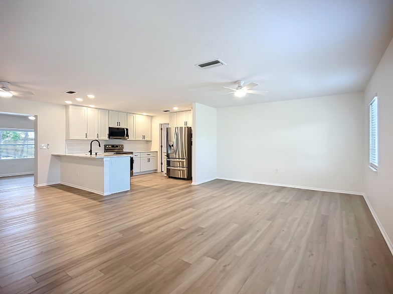 Building Photo - 2809 Taunton Dr W