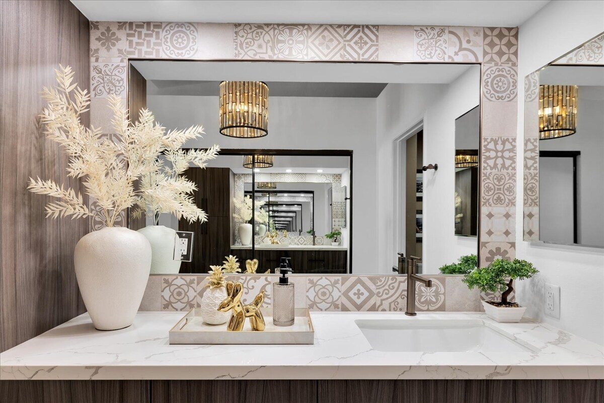 Building Photo - 2701 E Mesquite Ave