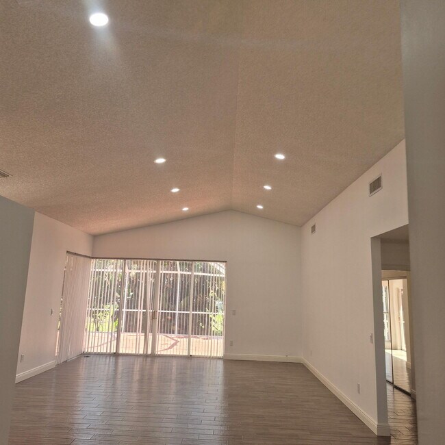 Building Photo - 7296 Via Palomar