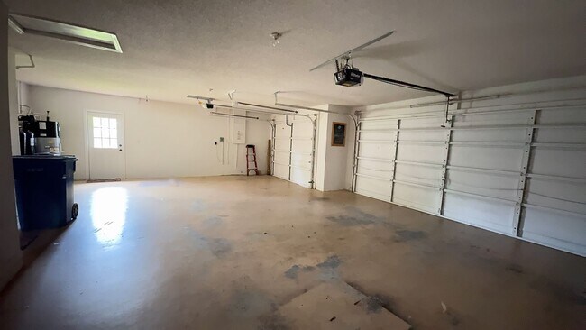 Building Photo - For Rent: A dazzling 5-bedroom, 3-bathroom...