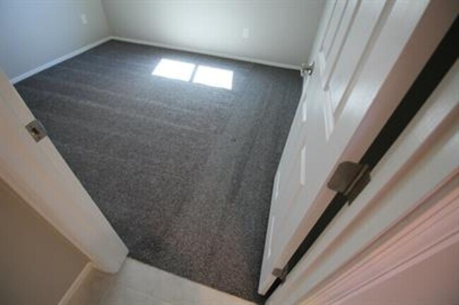 Building Photo - Desirable La Estancia Neighboorhood
