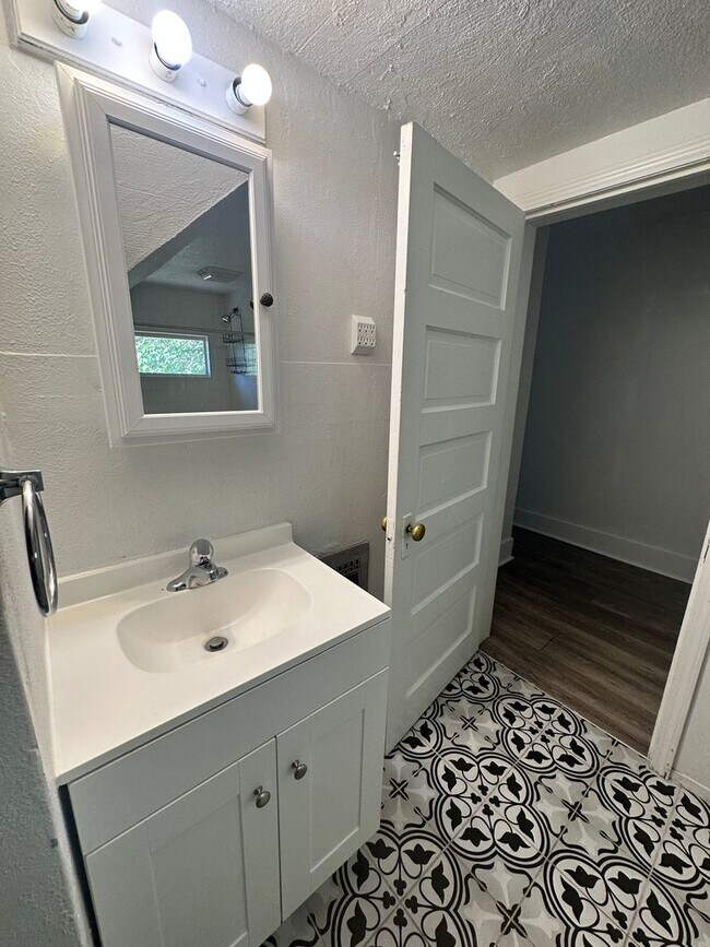 Building Photo - Updated 4-Bedroom Home Near Perry Street –...