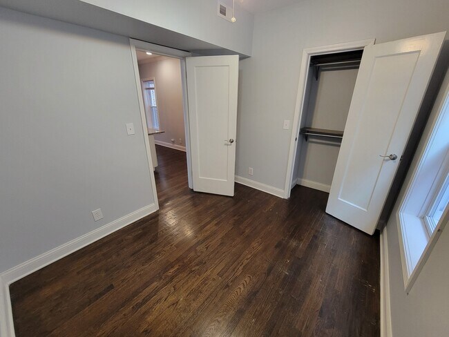 Building Photo - 4849 N Sawyer Ave