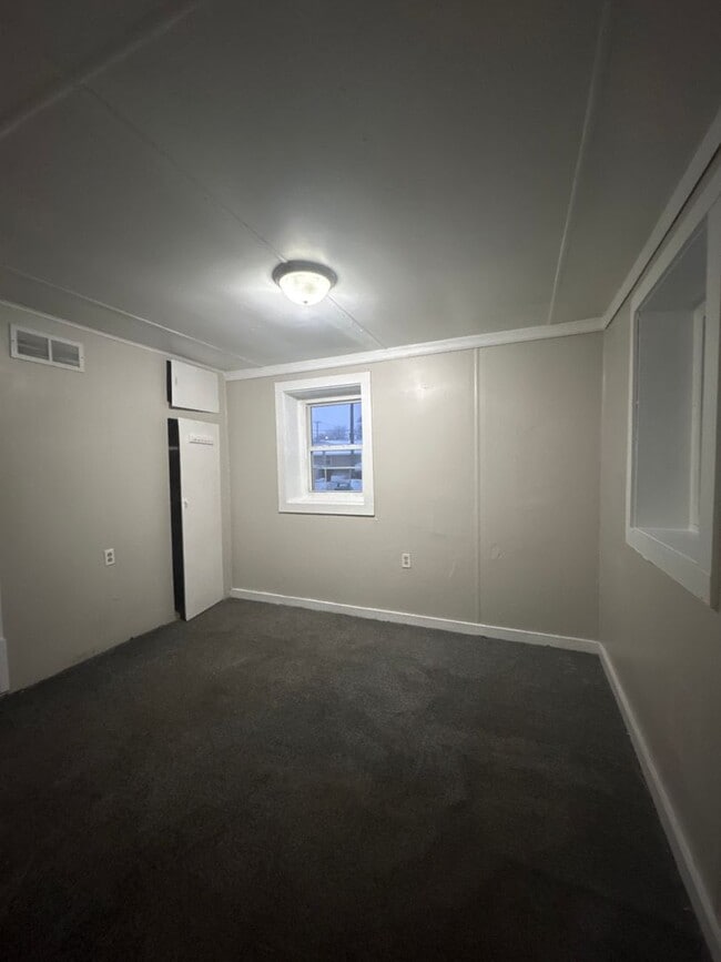 Building Photo - Charming 2-Bedroom, 1-Bathroom Home – $875/Month Elkhart, IN