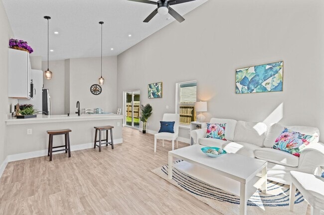 Building Photo - 816 W 9th St