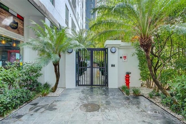 Building Photo - 16400 Collins Ave
