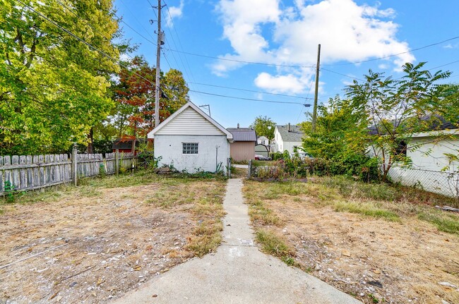 Building Photo - Two Bedroom, One Bathroom House in Hamilton