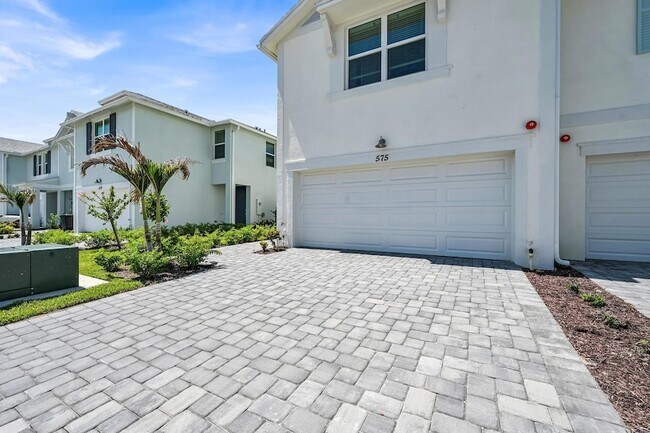 Building Photo - 575 Salisbury Cir
