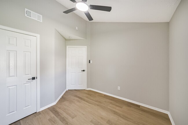 Building Photo - 10826 Thorncliff Dr