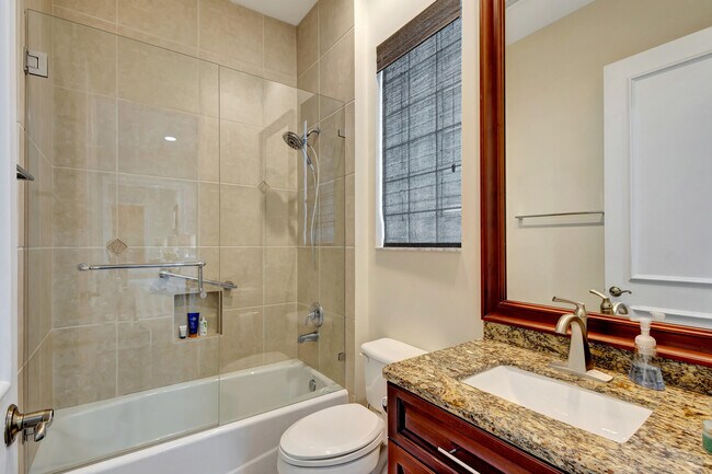 Building Photo - 128 Esperanza Way