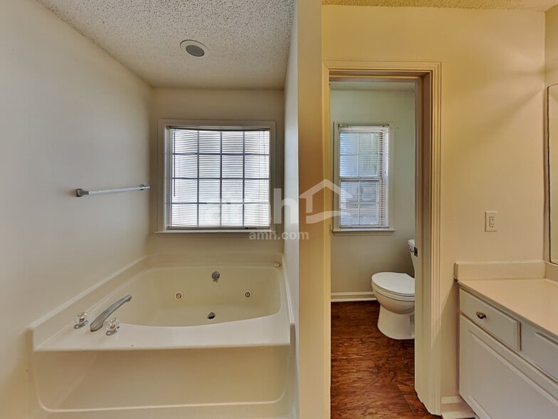 Building Photo - 4505 Glenaire Dr NW