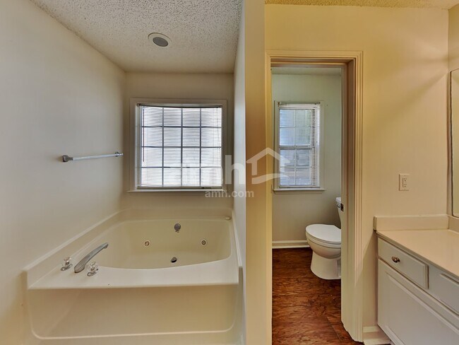 Building Photo - 4505 Glenaire Dr NW