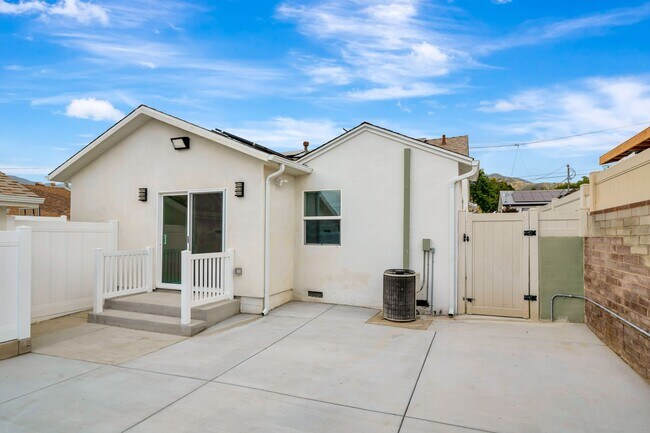 Building Photo - 10951 Whitegate Ave