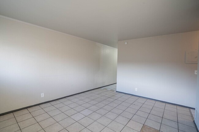 Building Photo - 1072 N Irvington Ave