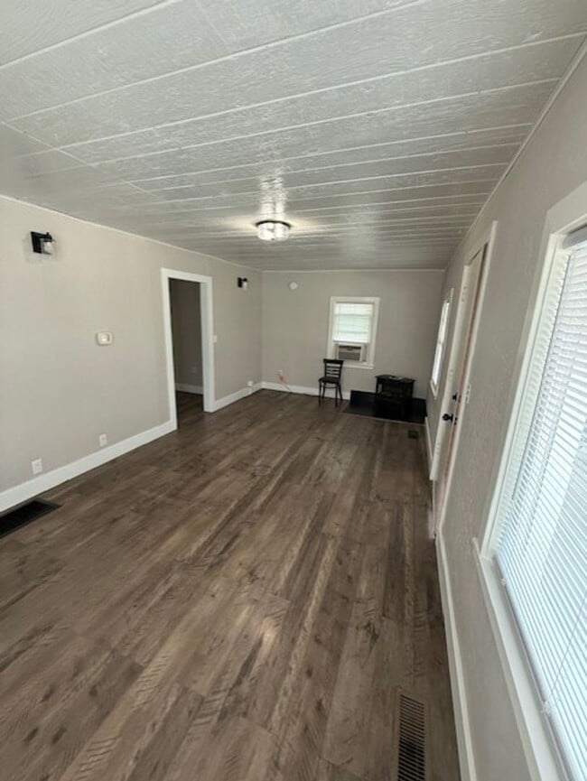 Building Photo - Cute remodel right downtown! Super cute.