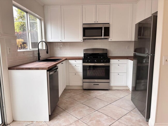 Building Photo - Beautifully updated 2-bedroom, 1.5-bathroom townhome located in the highly desirable Reseda area ...