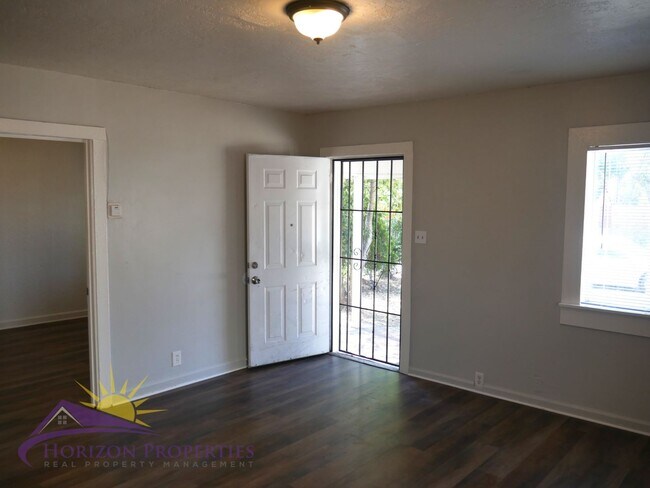 Building Photo - Cozy 2 Bed 1 Bath 728qft single family home in Oak Park