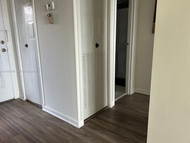 Building Photo - 2851 Somerset Dr