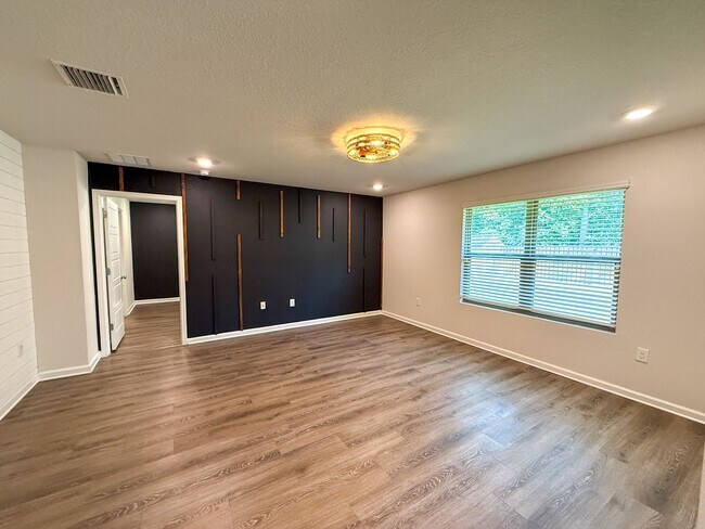 Building Photo - 4 Bedroom 2 Bath Home for Rent in Birch Run Subdivision! Energy Efficient Solar Panels to Help Lo...