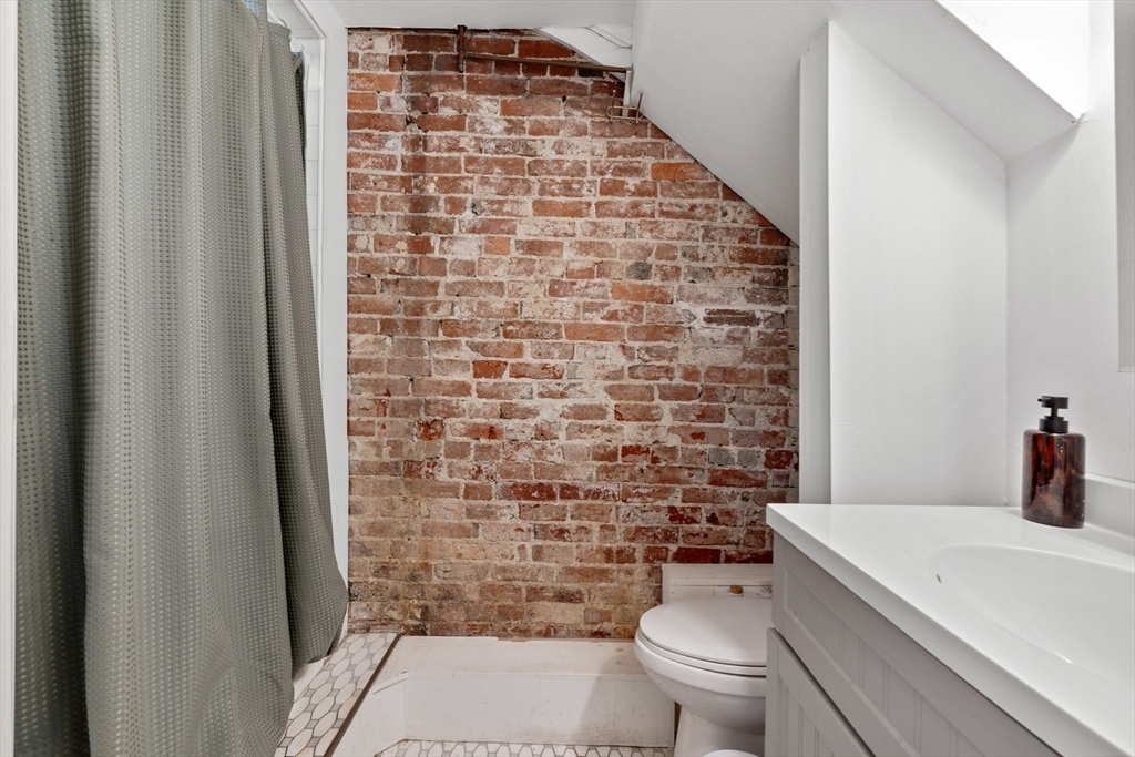 Building Photo - 12 Colebrook St