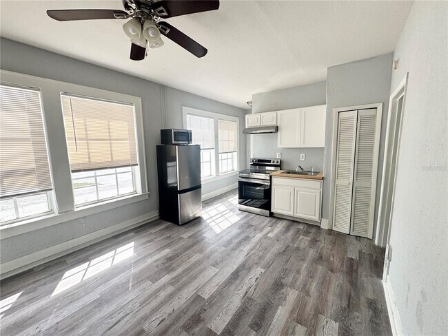 Building Photo - 704 Cordova Dr