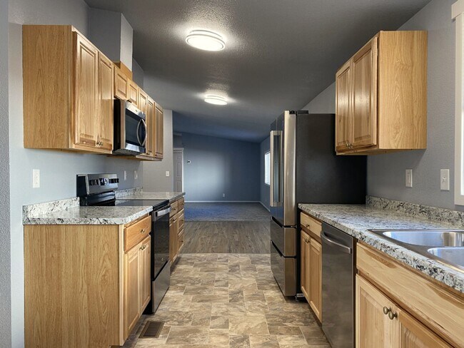 Building Photo - Freshly Updated in Dallesport