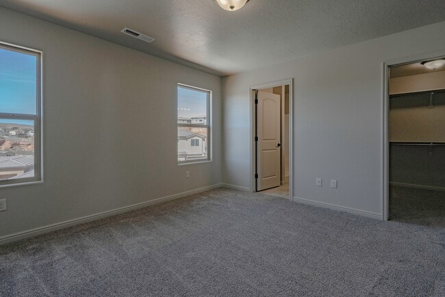 Building Photo - Townhome available in Millcreek Springs with a community pool!