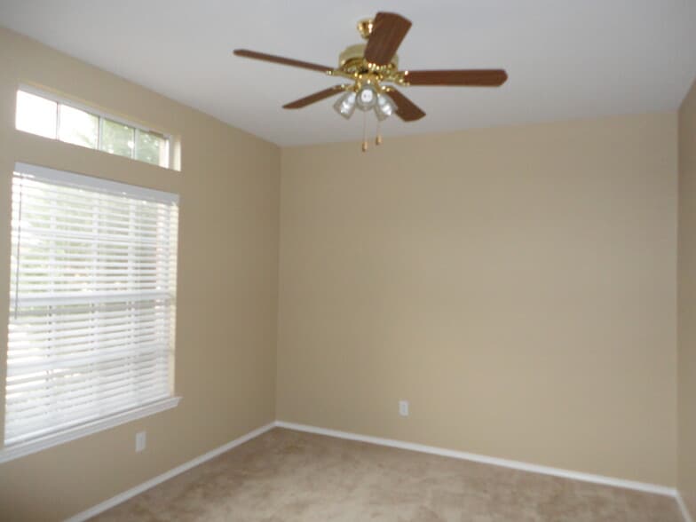 Building Photo - 2319 Dogwood Dr