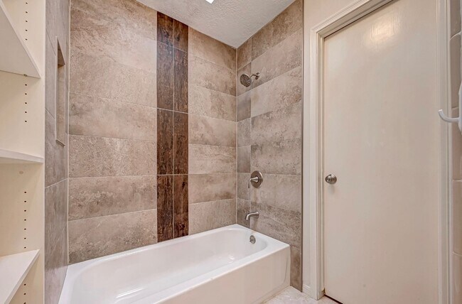 Building Photo - 1746 Cloister Dr