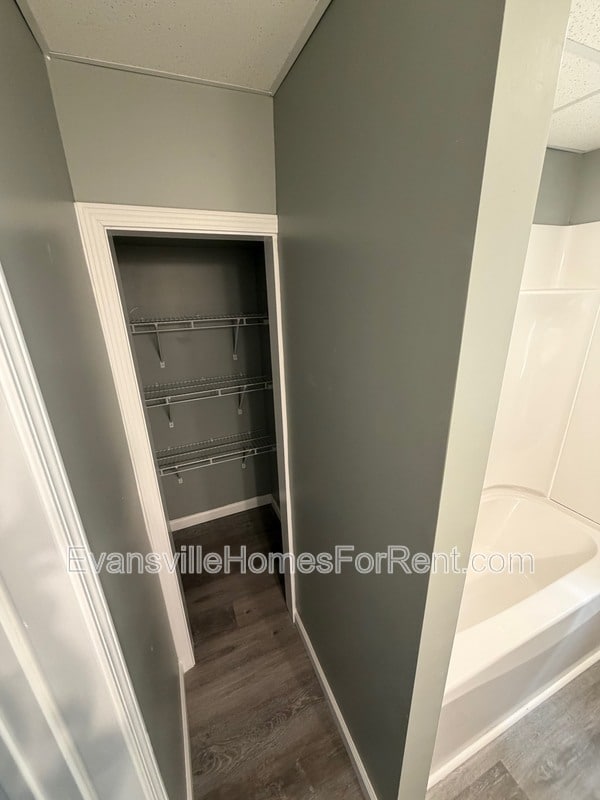 Building Photo - 918 S Barker Ave