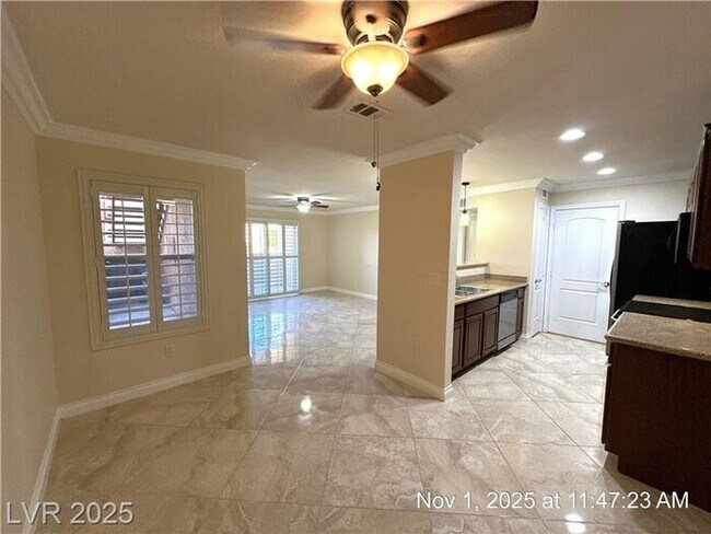 Building Photo - FANTASTIC 1ST FLOOR UNIT IN GATED COMMUNIT...