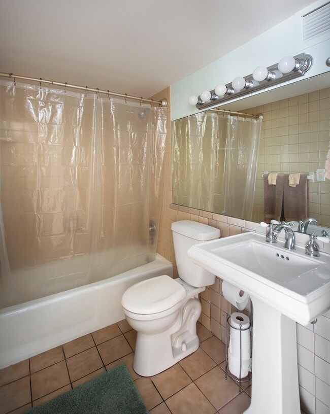 Building Photo - 1 Bedroom 1 Bathroom Furnished Top Floor Direct Ocean View Condo