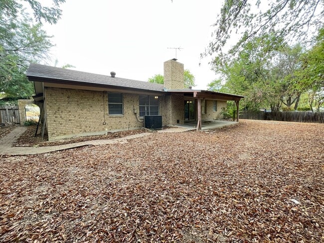 Building Photo - 1404 E Vardeman Ave