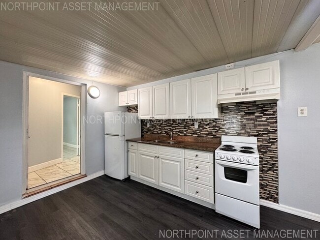 Building Photo - 2 Spacious Bedrooms and 2 Modern Bathrooms...