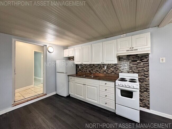 Building Photo - PRICE REDUCED FOR QUICK MOVE IN!! 2-2 Home...