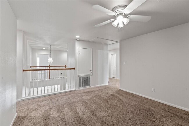 Building Photo - 208 Valona Dr