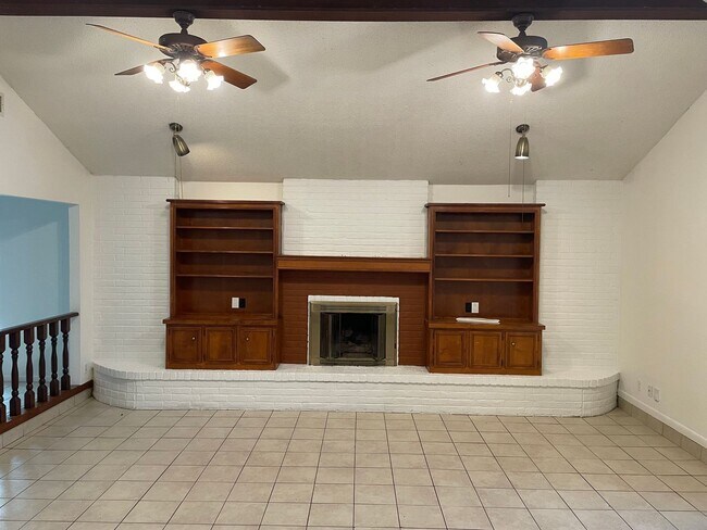 Building Photo - 3/2 Southside 1800 sqft, pet friendly, enc...