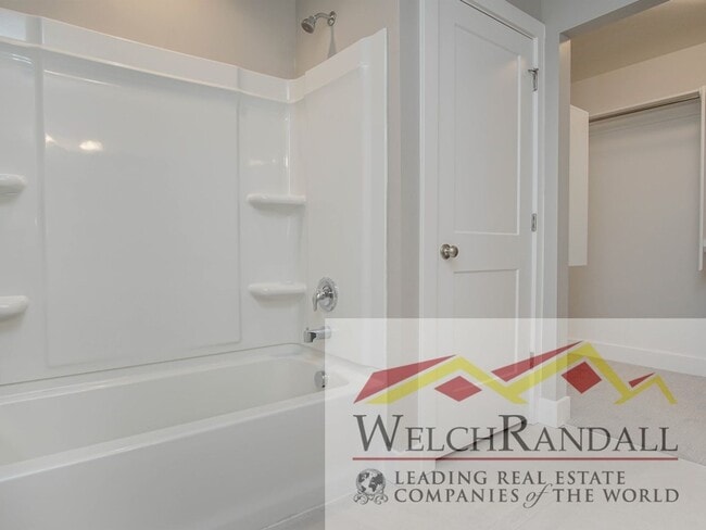 Building Photo - Beautiful 3 Bed 2.5 Bath Townhome in West ...