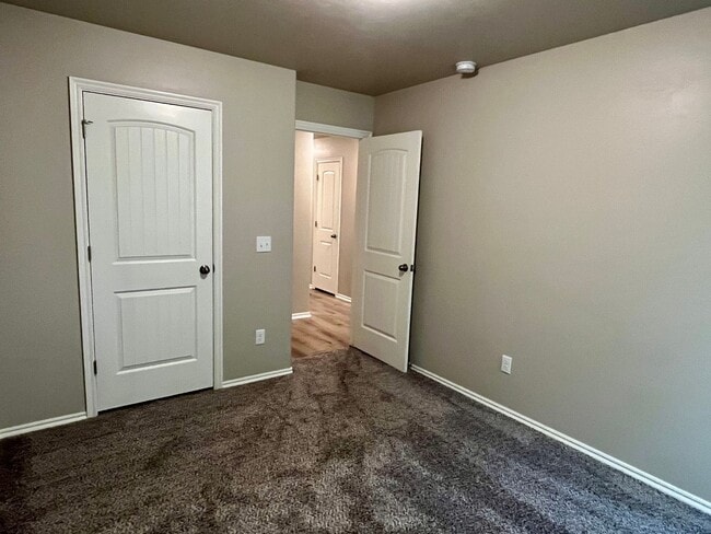 Building Photo - Updated 3 Bedroom 2 Bath Duplex in the Hea...