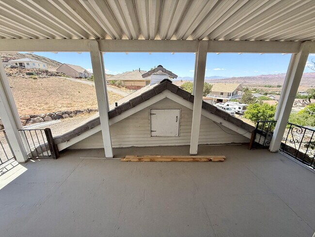 Building Photo - AVAILABLE AUGUST 4TH- RENT - 5 BDRM - 5 1/2 BATH - VIEWS VIEWS VIEWS