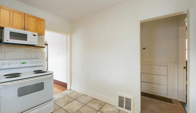 Building Photo - "Charming 2-Bedroom Retreat with Hardwood ...