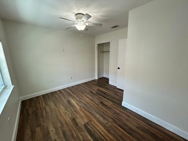Building Photo - 115 Country Club Dr
