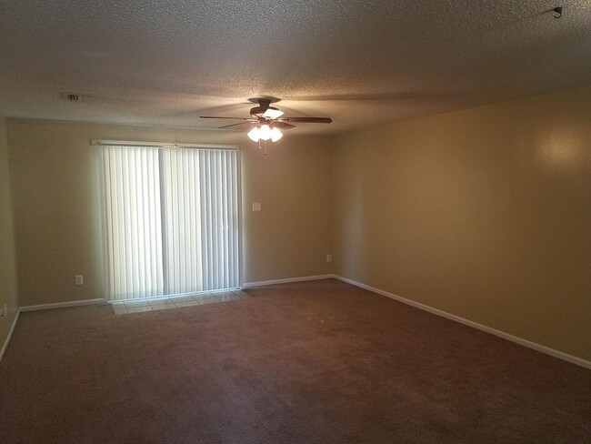Building Photo - Cute 2BD/1BA condo. Close to shopping cent...
